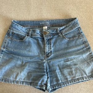 Nicely loved short Jean shorts!
